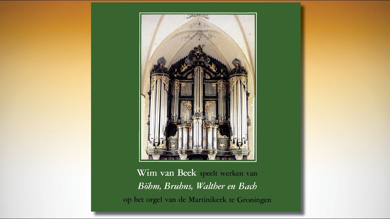 Wim van Beek bespeelt het orgel van de Martinikerk te Groningen