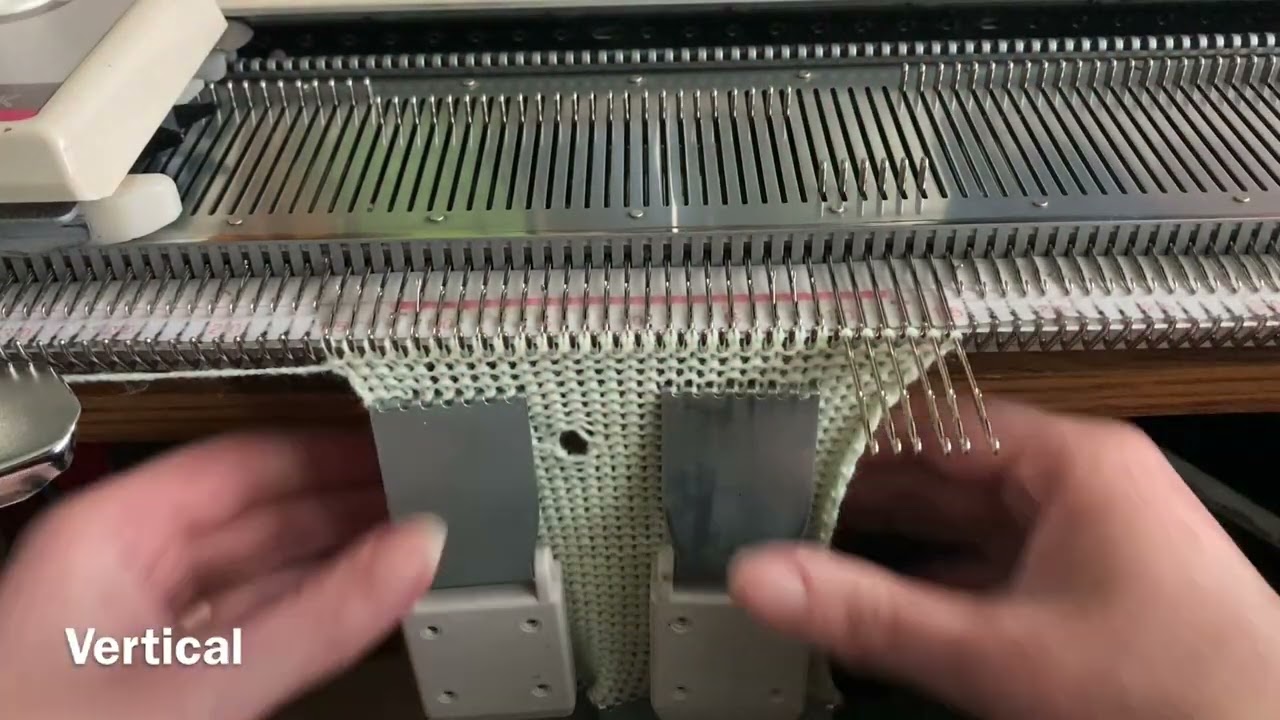 Buttonholes with knitting machine 