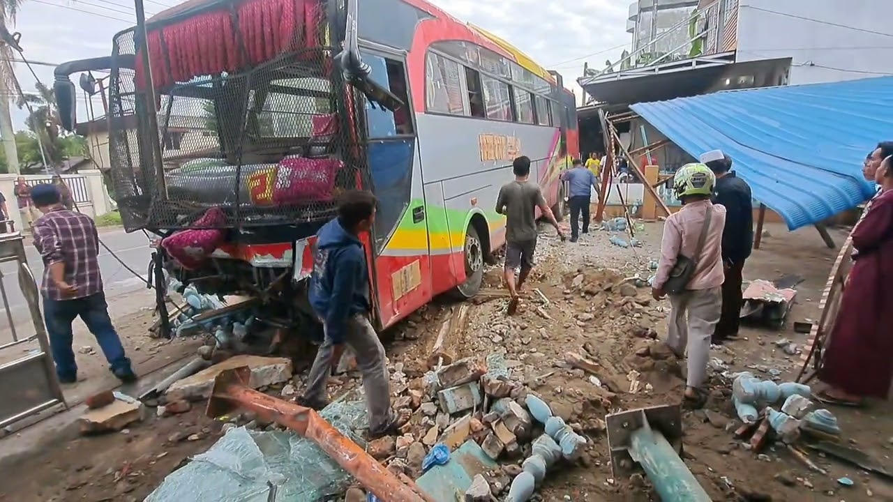 Bus Medan Jaya Tabrak Masjid Di Kota pinang Se Isi Kota Berhamburan
