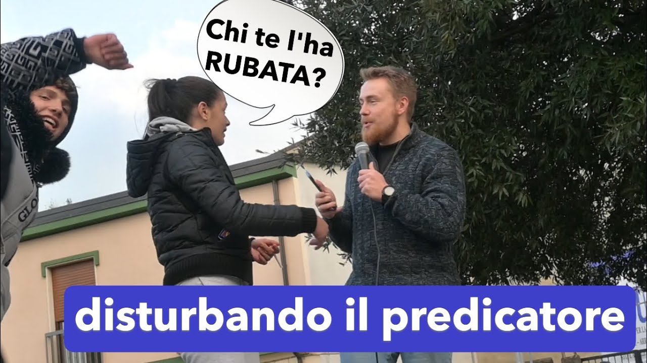 giovani disturbano predicatore San Gavino