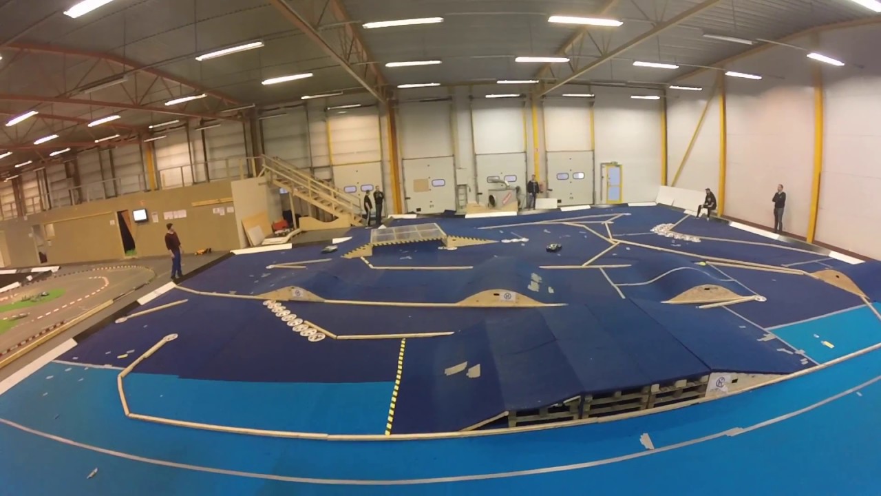 Traxxas Slash - full indoor carpet race