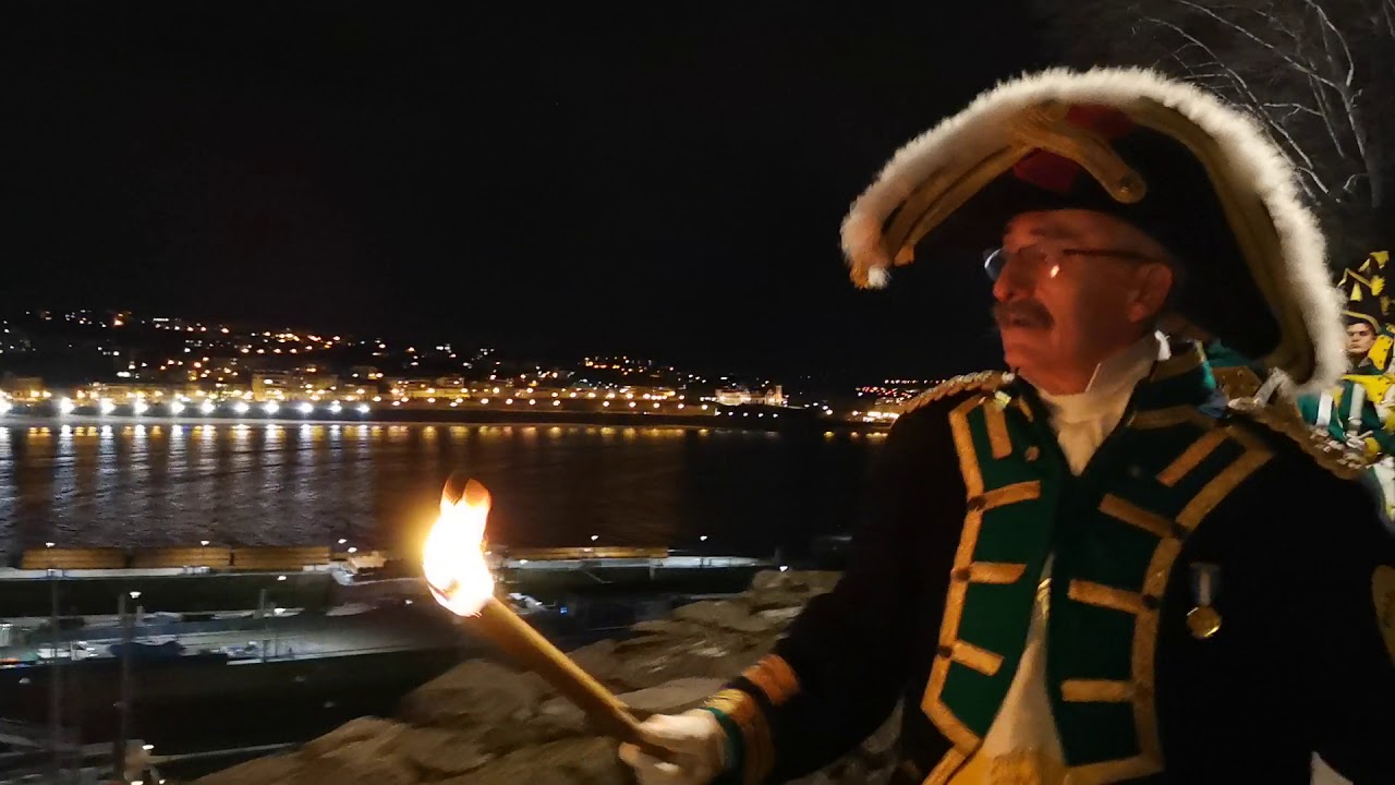 Tamborrada de San Sebastián. Sociedad Ollagorra en su bajada de Urgull