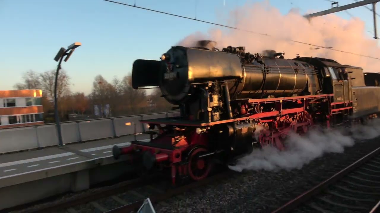 VSM Christmas Express, met Volldampf door station Arnhem-Zuid. 17-12-2023. In 4K.