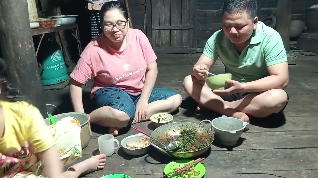 Cơm tối món lá mì xào thịt ba chỉ 