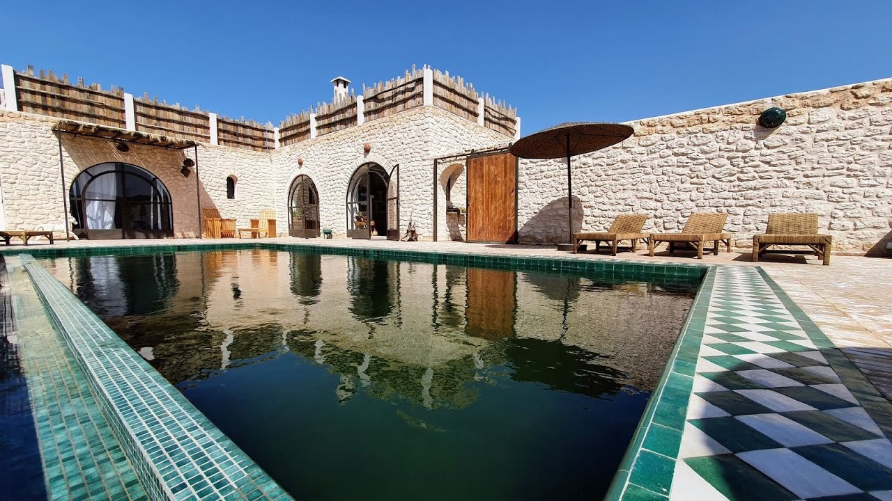 Rénovation d'une vieille maison en une Magnifique villa Piscine