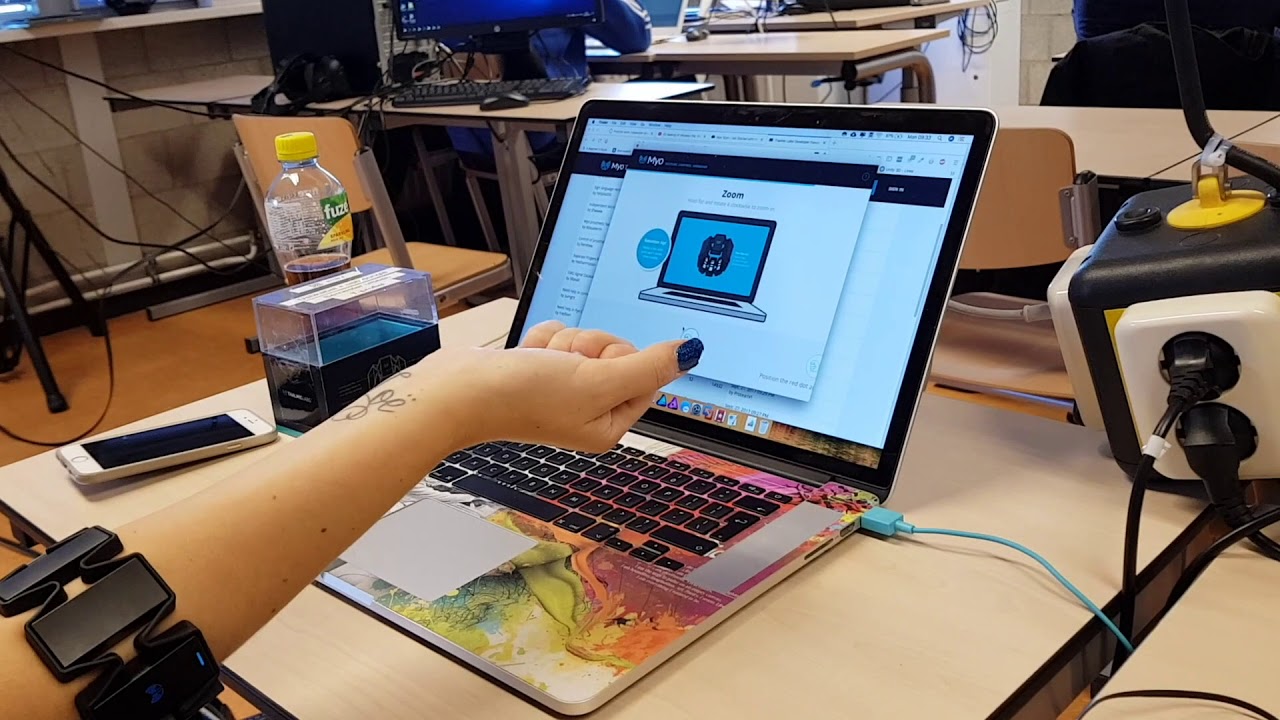 Testing the MYO gesture bracelet -VR Minor Fontys