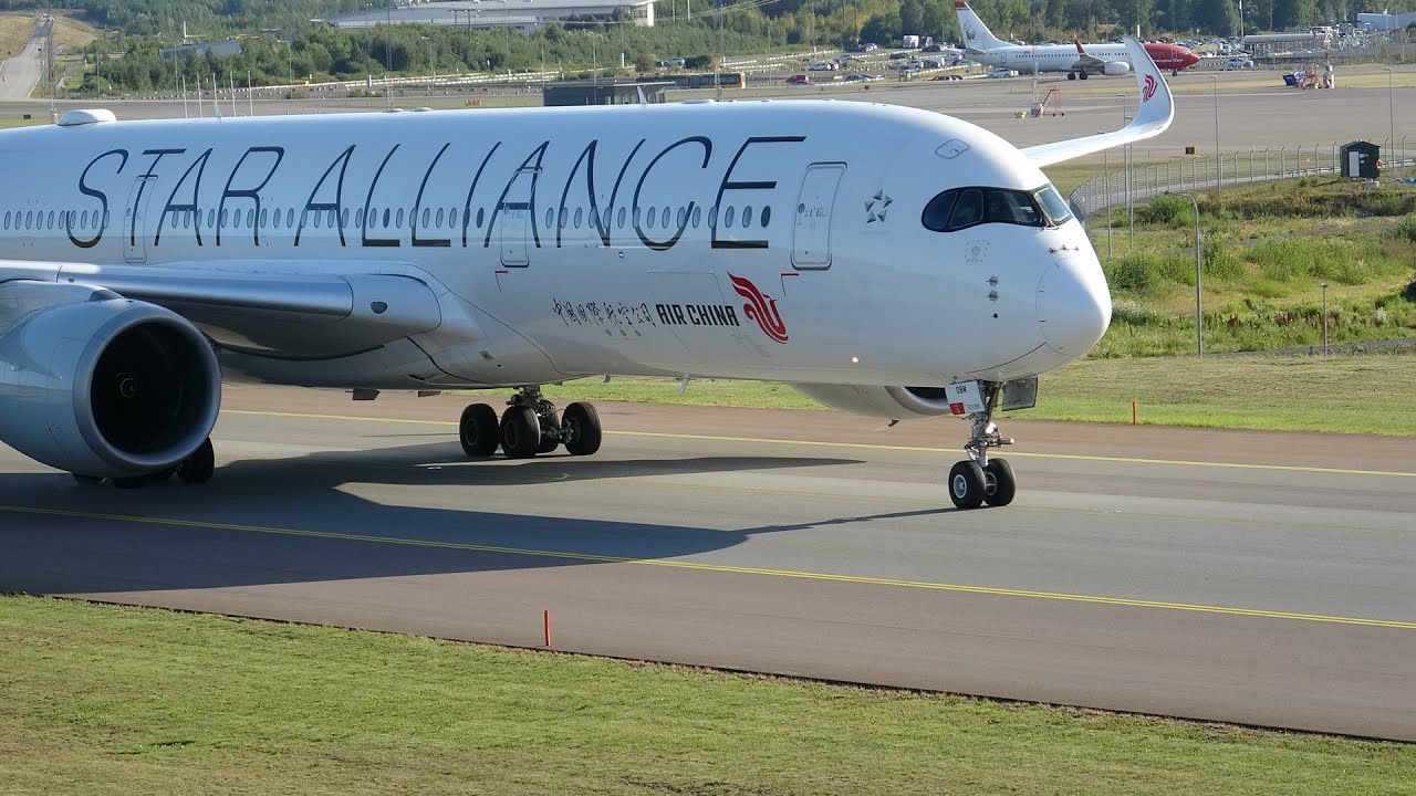 20 Minutes of Planespotting at Stockholm Arlanda Airport-Takeoffs and Landings