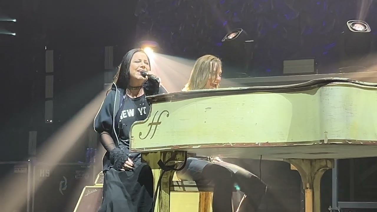 Break In-Amy Lee & Lzzy Hale Front Row 4K 10/15/2024 Vancouver, Canadá