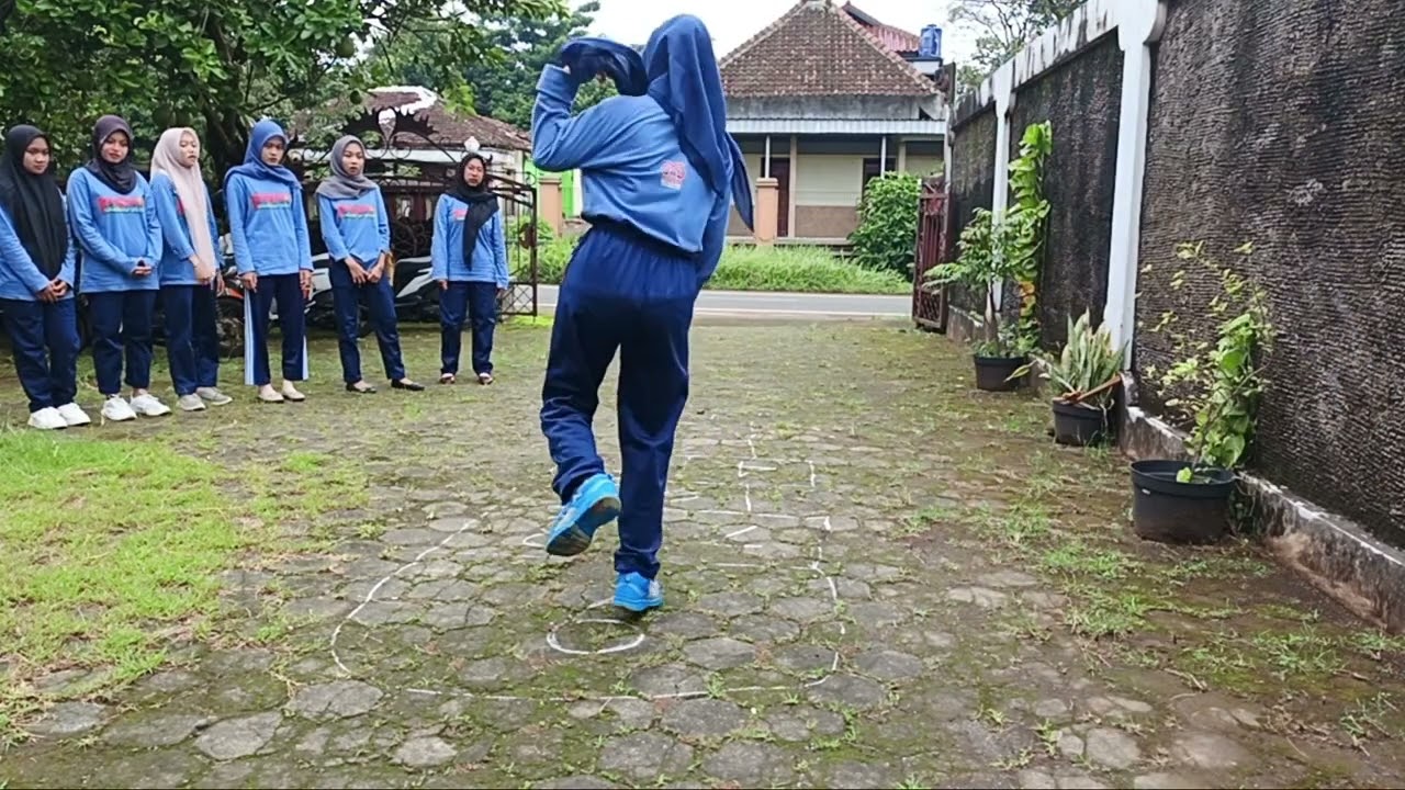 Bermain permainan tradisional EGKLEK