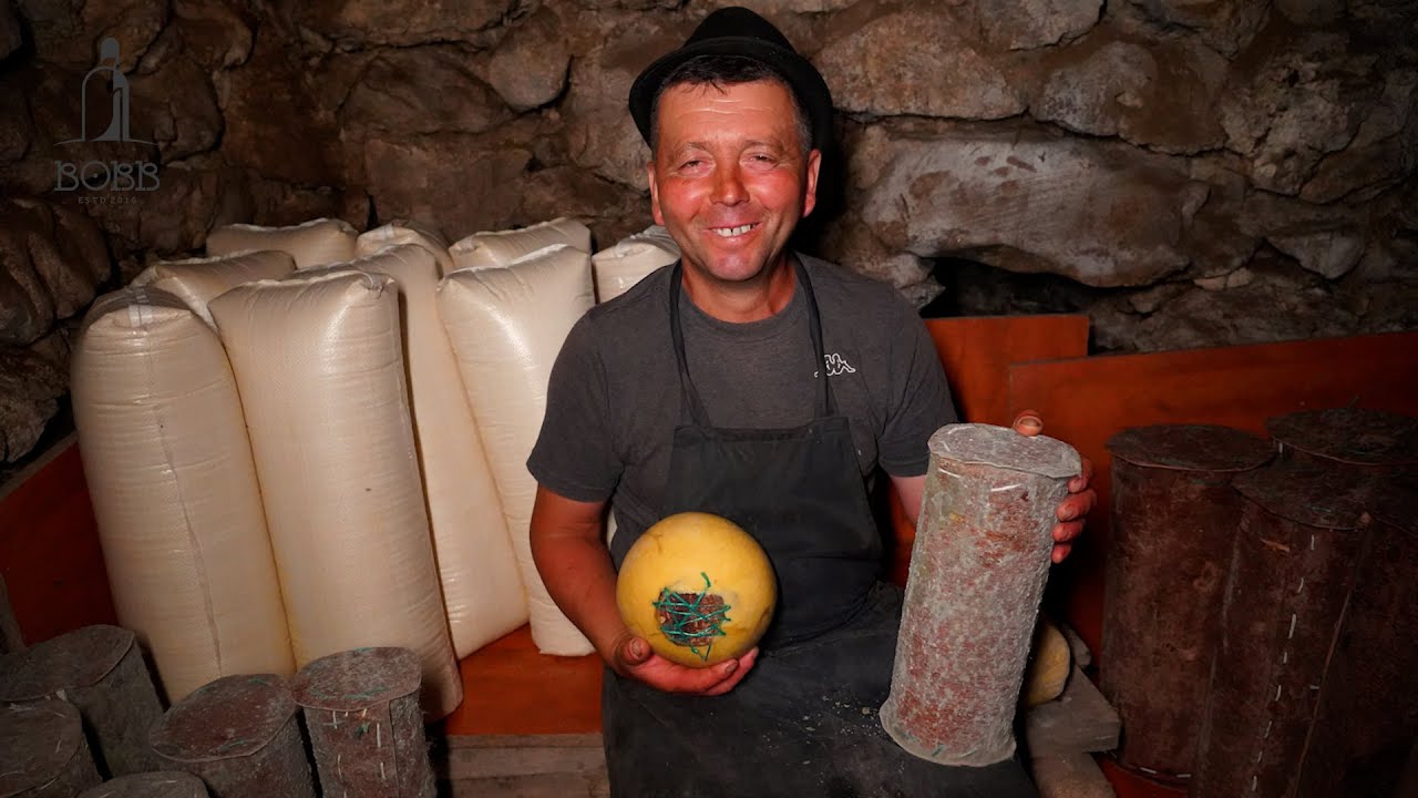 CUM SE FACE BRÂNZA DE BURDUF ÎN COAJĂ DE BRAD ȘI BEȘICĂ DE PORC? | BRÂNZA PASTRATĂ ÎN BECI DE CALCAR