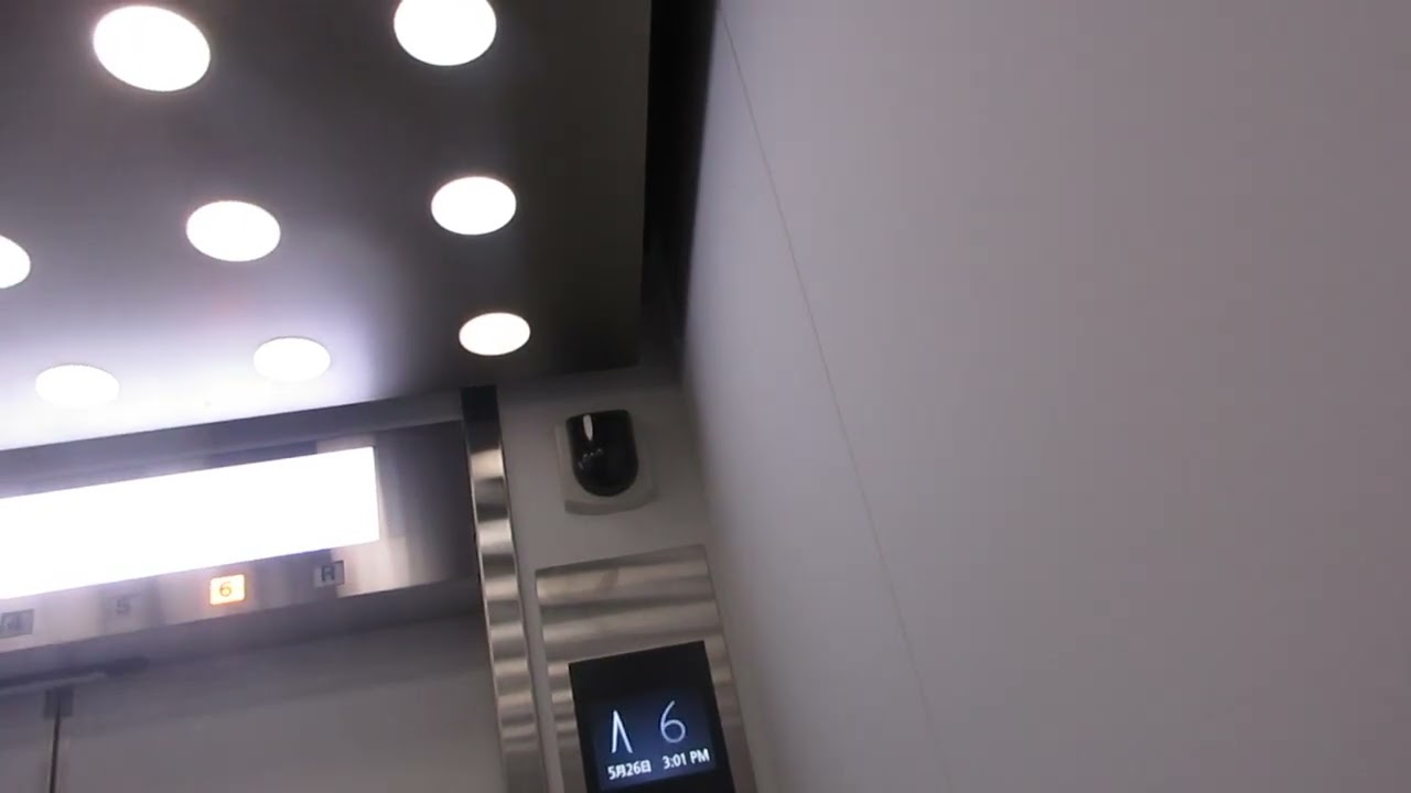 フジグラン松山のシースルーエレベーター（1号機）