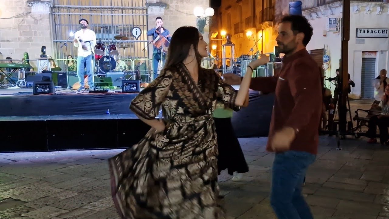 Massimiliano De Marco Luca Buccarella in una Pizzica 