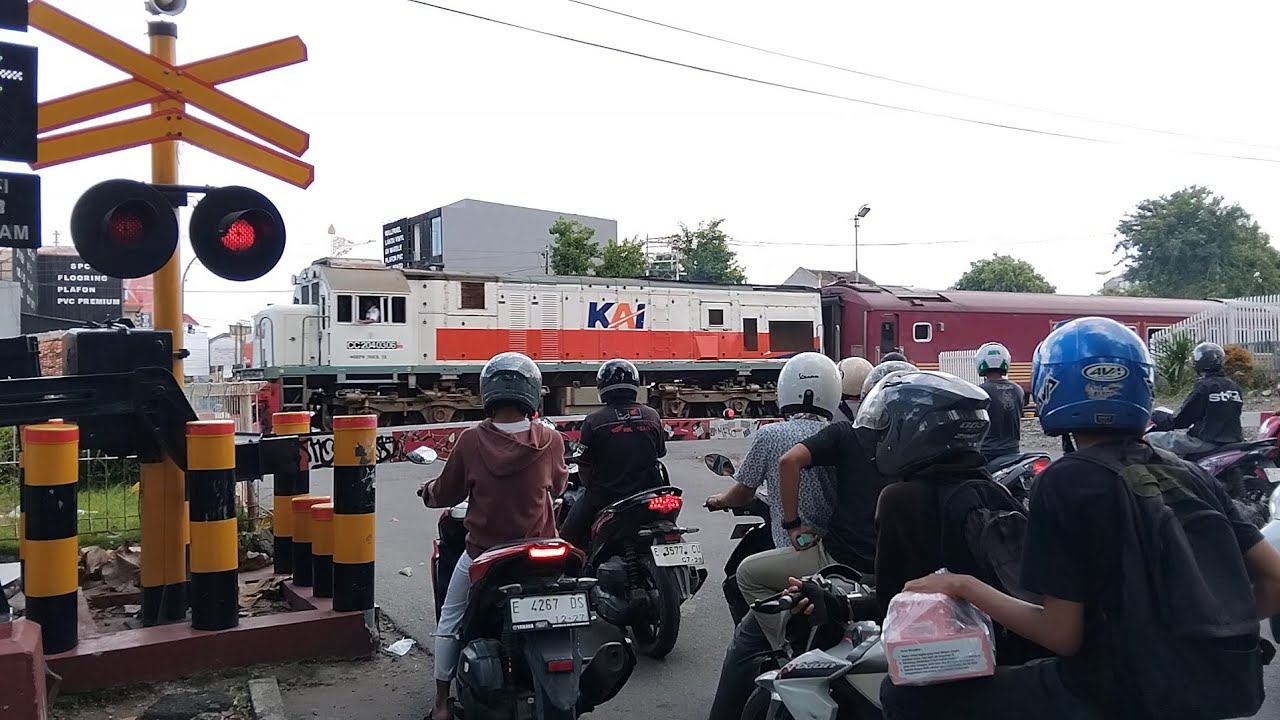 Kereta merah || Indonesian Railway Crossings || Perlintasan Palang Kereta Api Indonesia