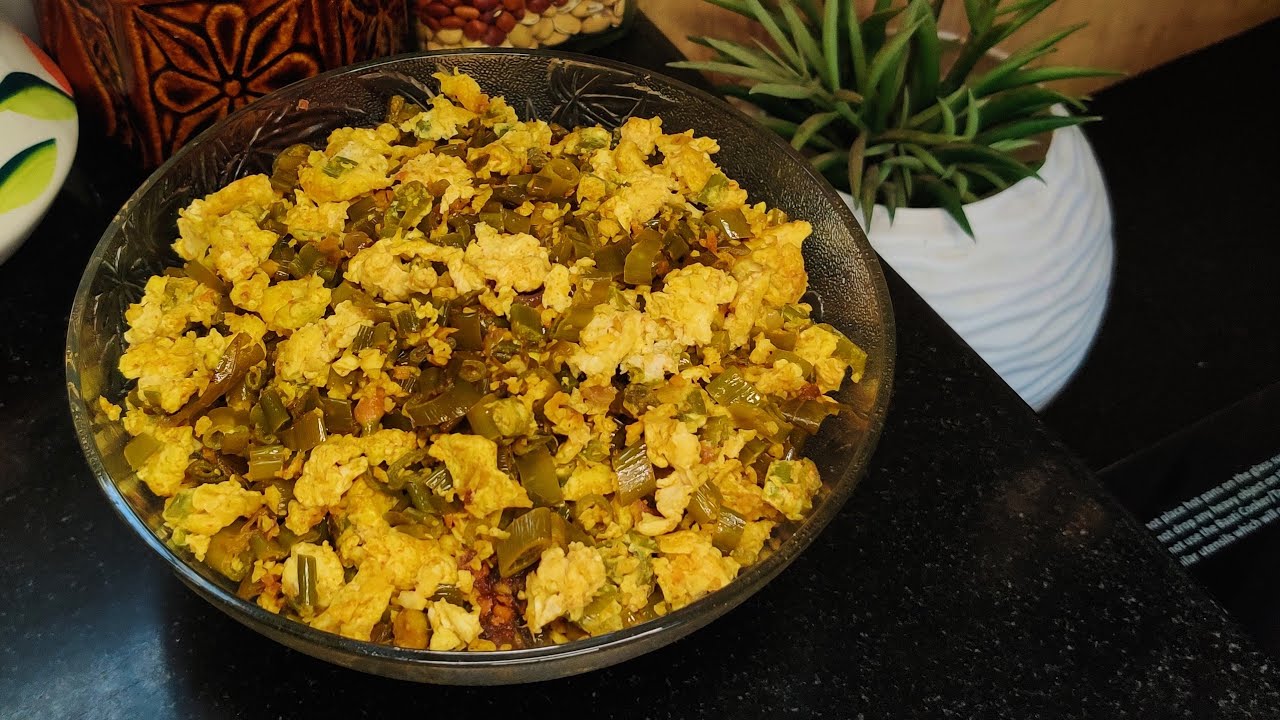 ഉള്ളിത്തണ്ട് മുട്ട തോരൻ/Spring onion egg fry