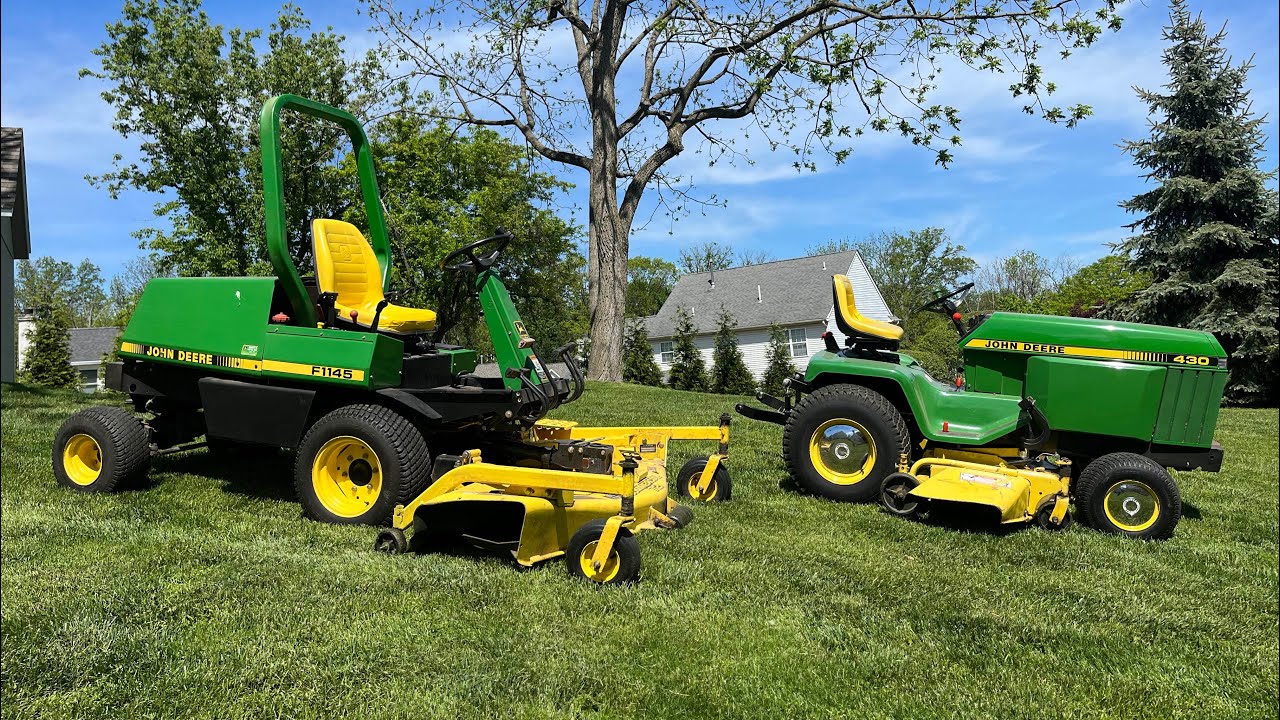 John Deere F1145 Mowing