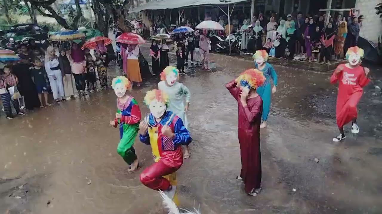 Di tengah derasnya hujan dibikin asik drumband maong kidul