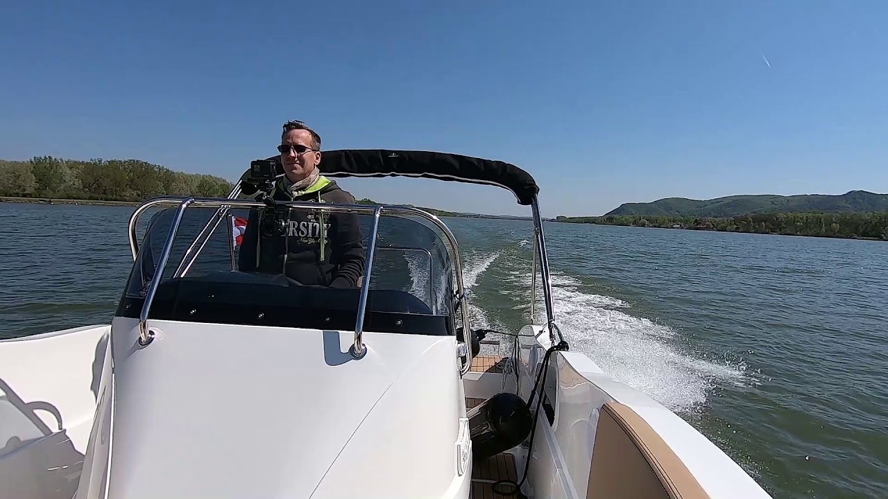 Barracuda 545 auf der Donau