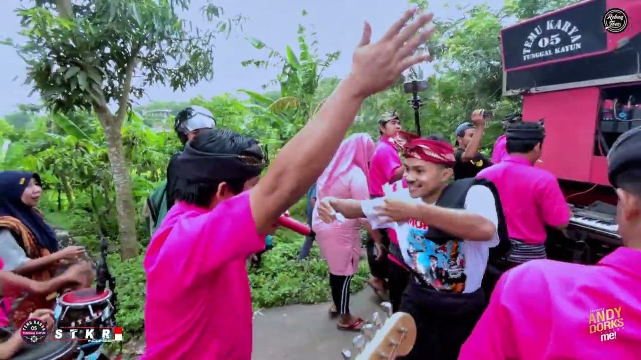 Penonton Langsung Sawer Guru Mustamin.! lagu Requestnya Mari Berjalan Langsung di Bawakan