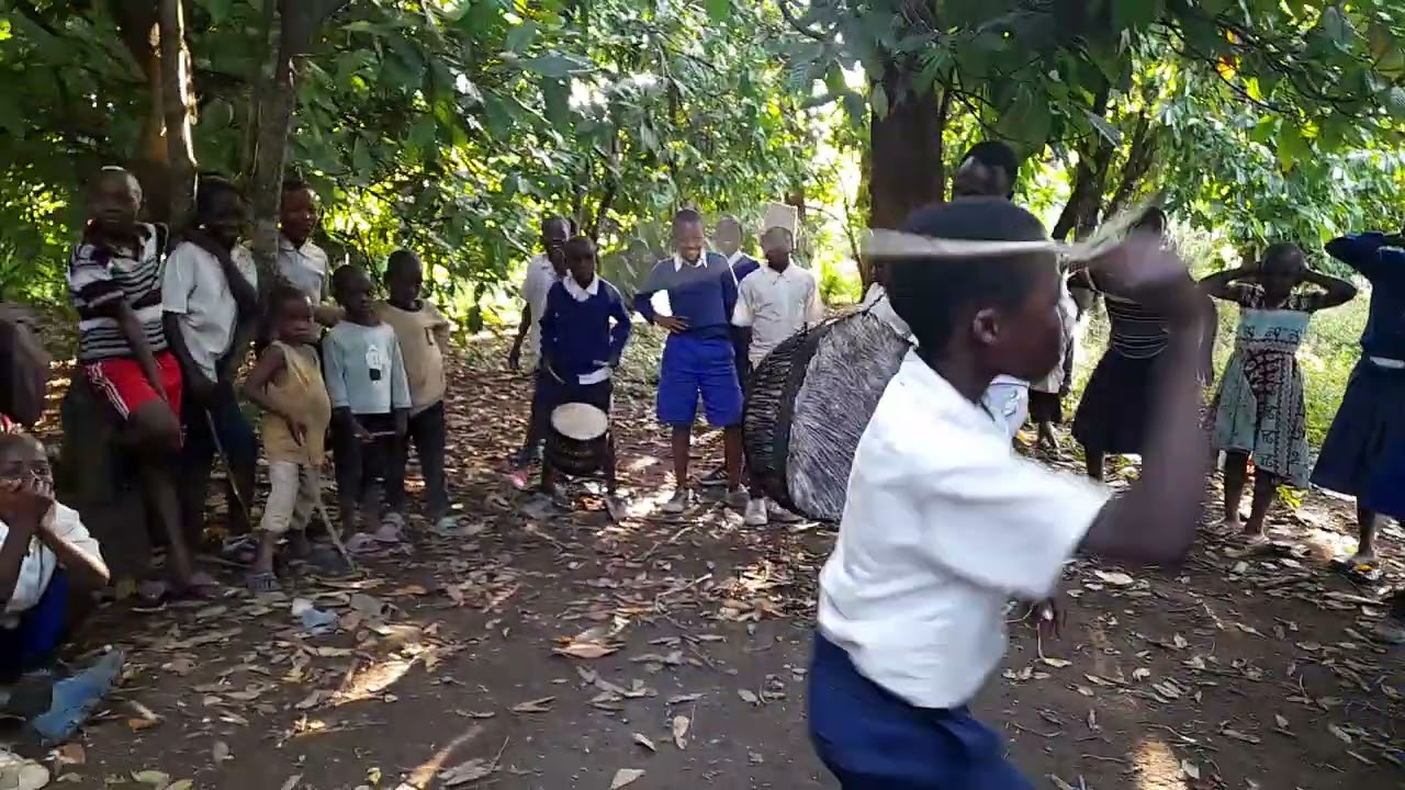 Ngoma aina ya ling'oma ,ona Mwalimu alivowashangaza wanafunzi wake akipiga kwa ustadi ngoma