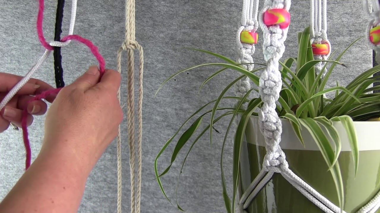 Macrame Right Twisting Half Square knot