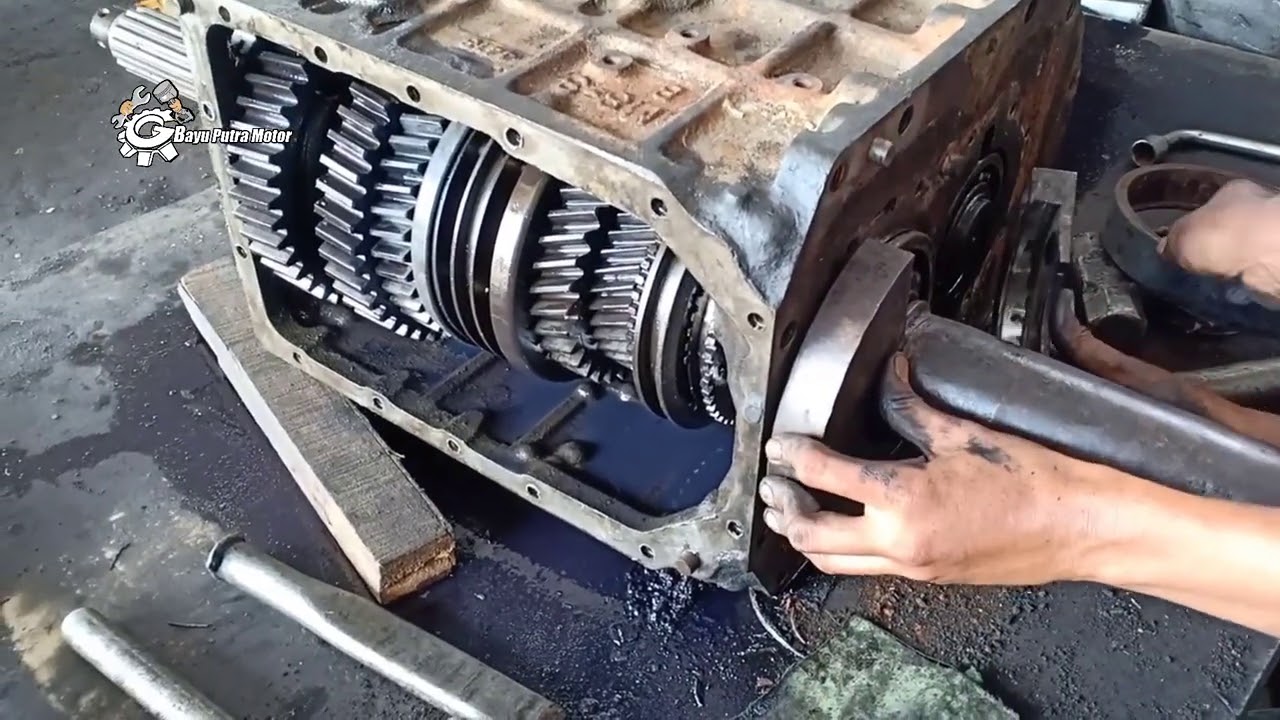 Cara melepas bearing  transmisi dan as gigi PTO Mitsubishi Fuso M8-3 #Bayuputramotor