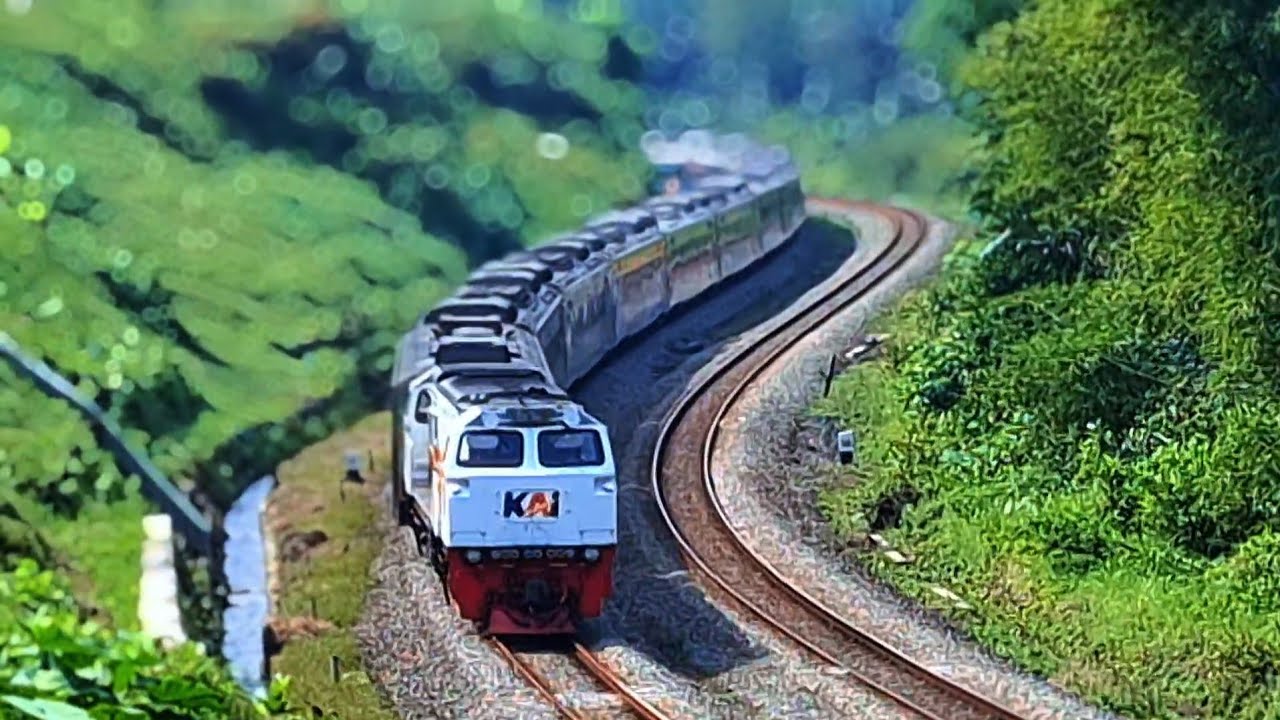 KERETA PALING PANJANG DI INDONESIA! GERBONG TERBANYAK LEWAT DALAM 1 MENIT!