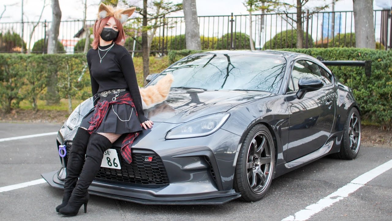 24才コスプレ女子の愛車はサーキット仕様の新型GR86。
