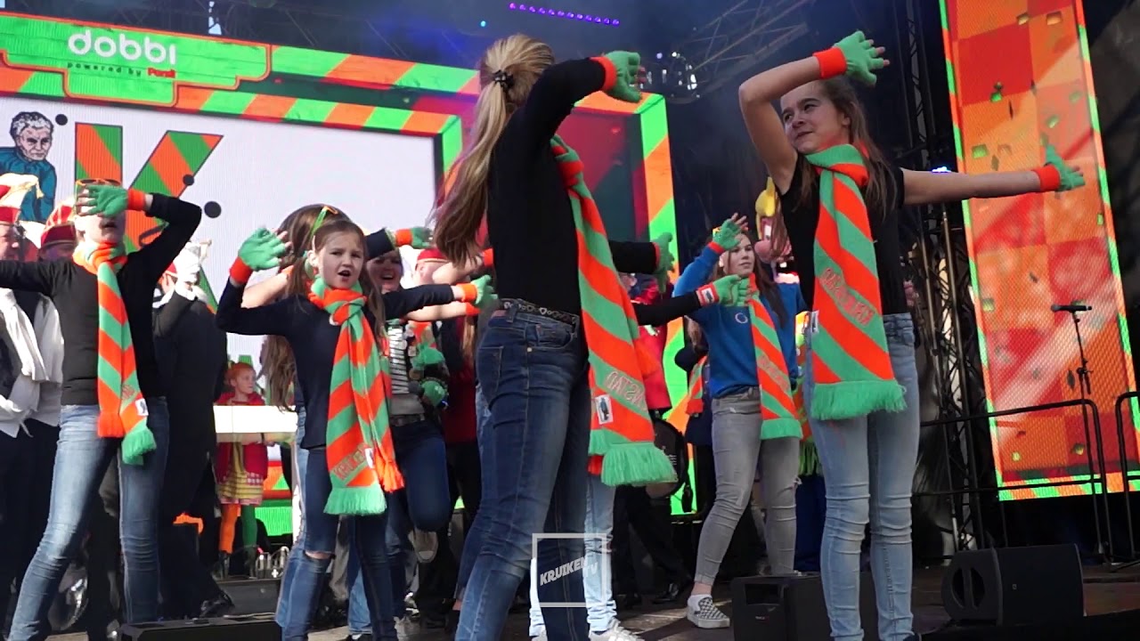 Van Opstal Kruikenkids tijdens de Kénderstoet - KruikenTv