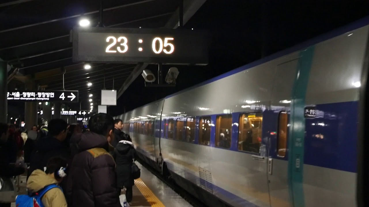 진부역에 진입하는 서울행 KTX - KTX Train in Jinbu Station