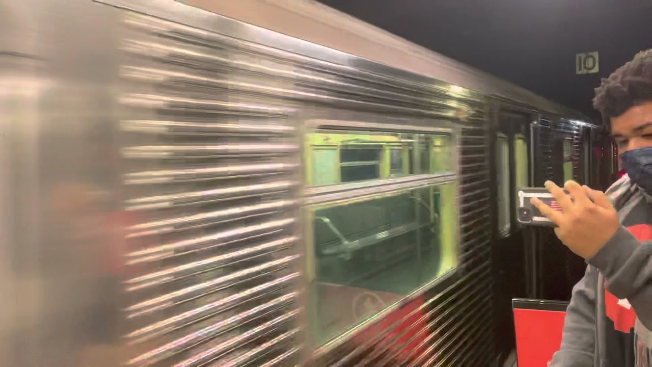 R32 farewell tours train arriving into 145th Jan Second 2022