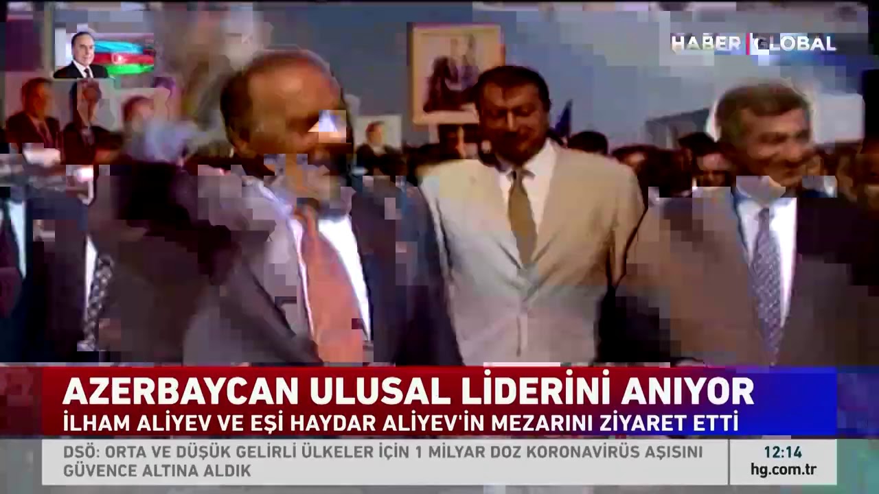 İlham Aliyev ve Mehriban Aliyeva &Ouml;l&uuml;m&uuml;n&uuml;n 17. Yılında Haydar Aliyev'in Mezarını Ziyaret Etti