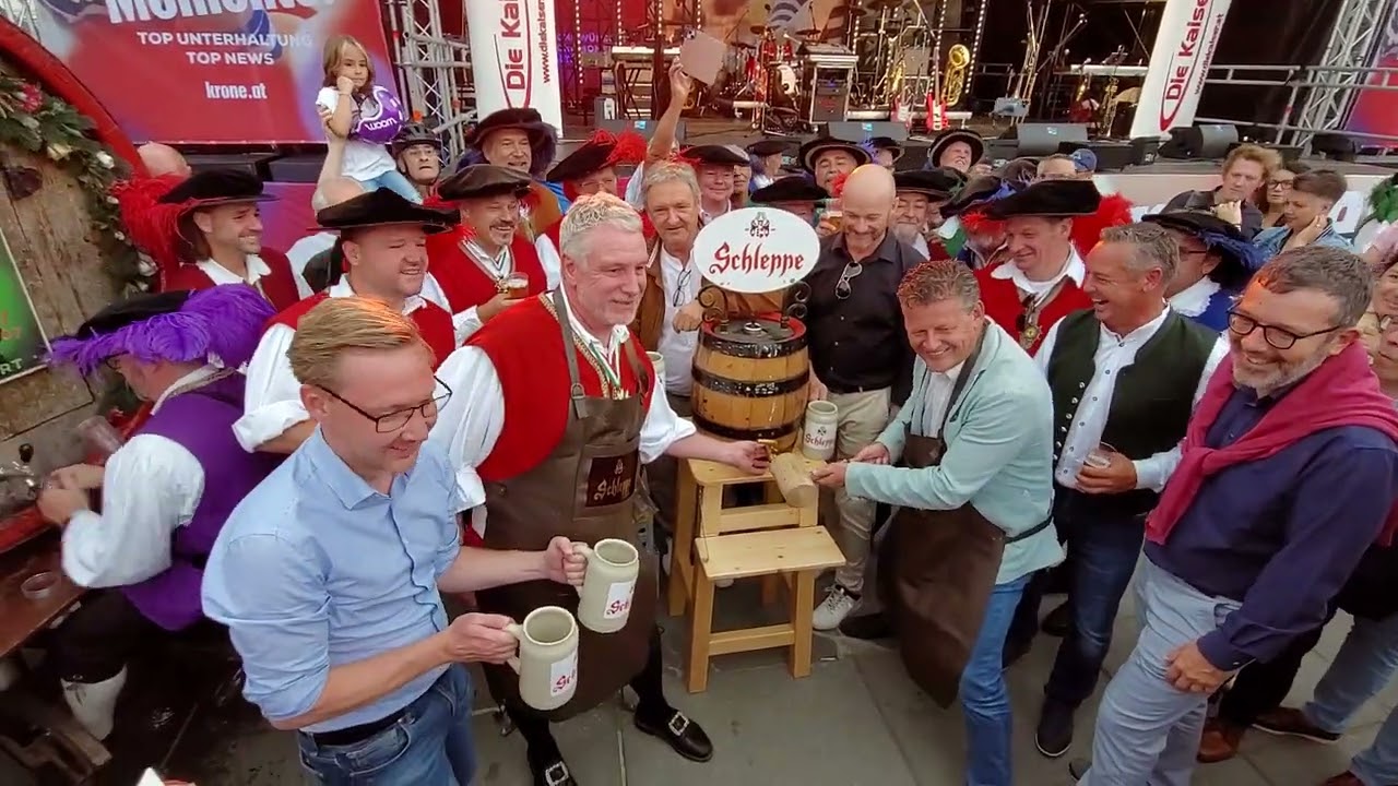 Mit dem Bieranstich durch den B&uuml;rgermeister ist der Altstadtzauber 2023 er&ouml;ffnet.