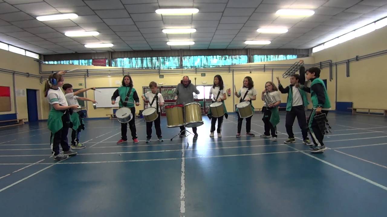 Ensayo grupo batucada Bloco do Baliza en colegio FGL
