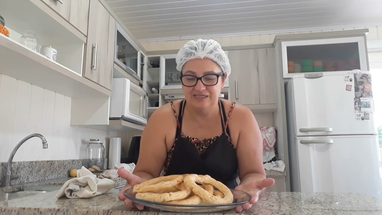 sobrou aipim cozido não sabe o q fazer? vem que eu te ajudo,vamos fazer rosca de aimpim..