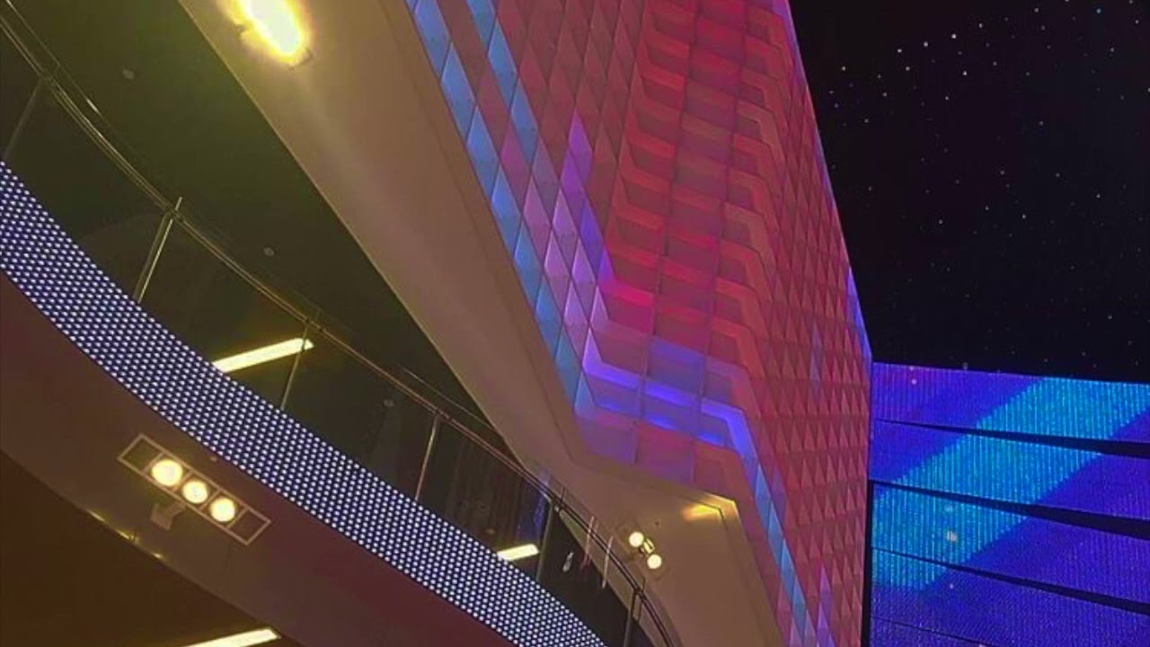 Mago-GFRIEND but it is playing in an empty mall