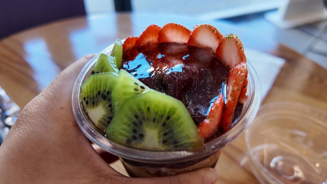 Trying an Oakberry Smoothie Bowl in Saudi Arabia