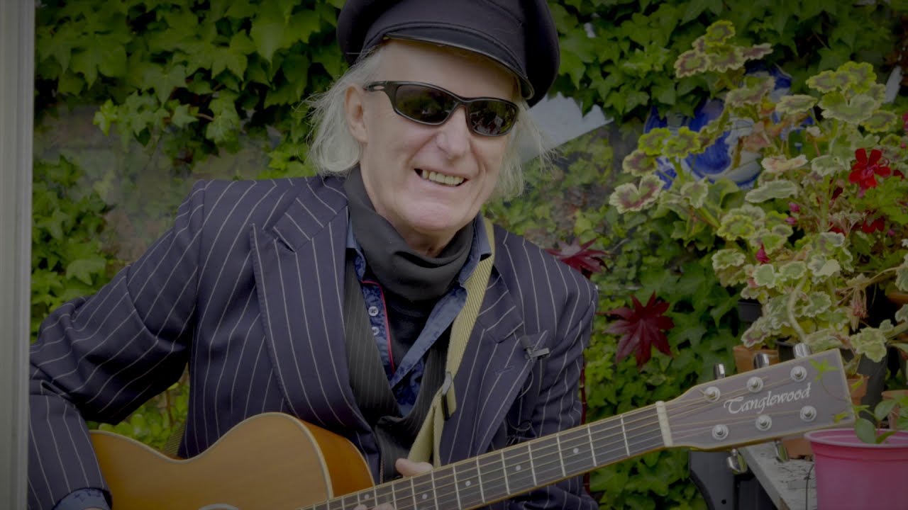 Martin Newell // Christmas In Suburbia (Live In A Garden Shed)