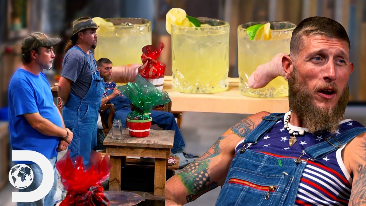 Christmas Cocktails Made From Moonshine And Mystery Ingredients | Moonshiners: Master Distiller