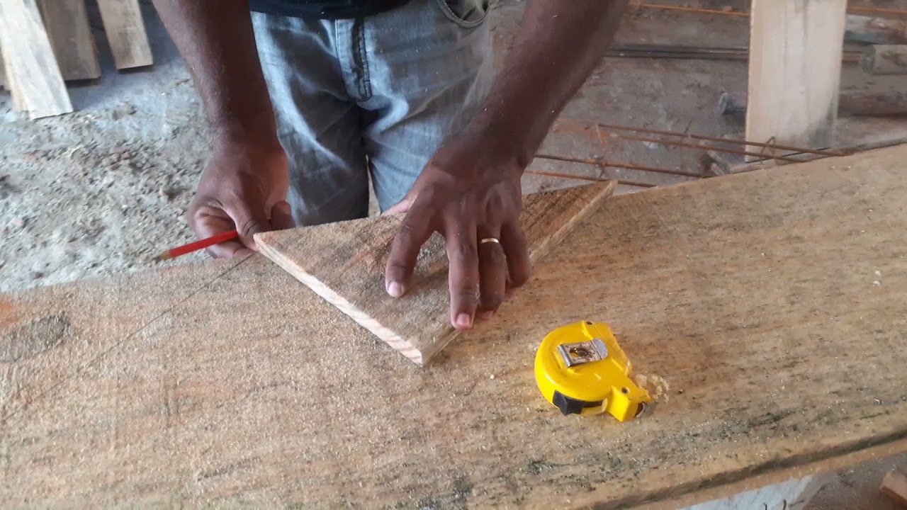 riscando a tábua para fazer a FORMA DA VIGA CENTRAL da escada VAZADA
