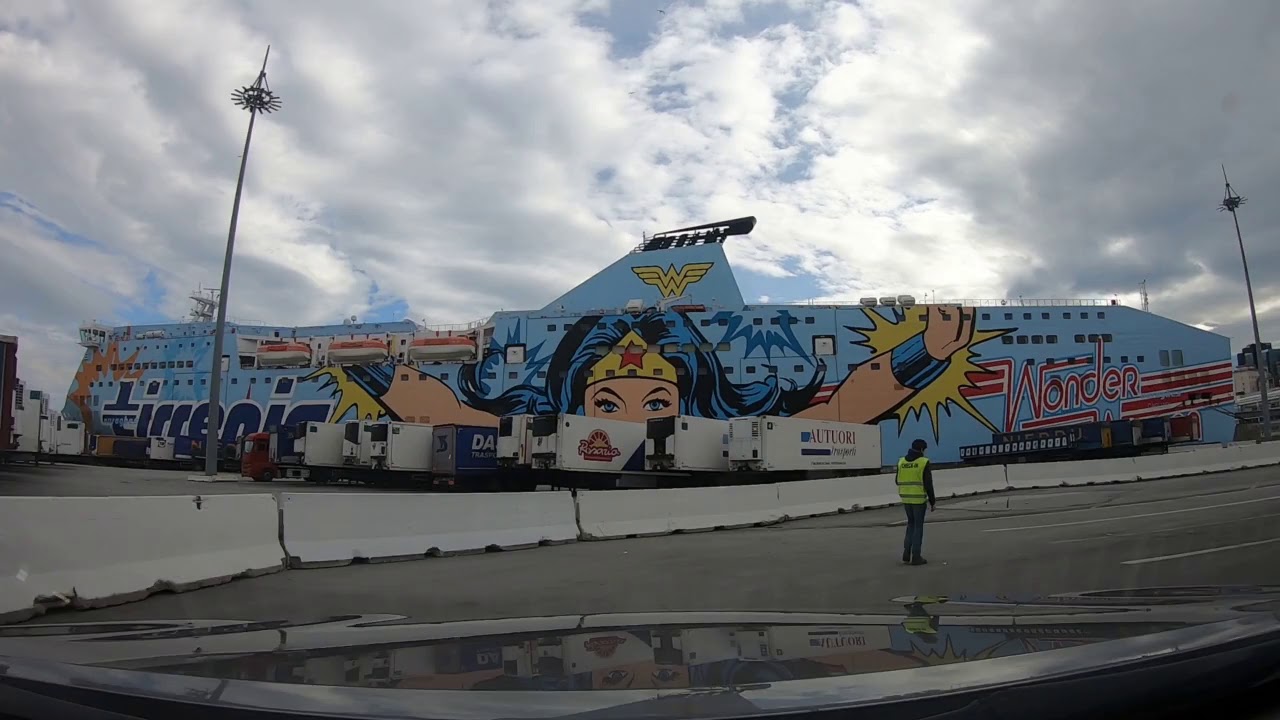 Genua, Einfahrt zum Fährterminal und Auffahrt auf die Fähre