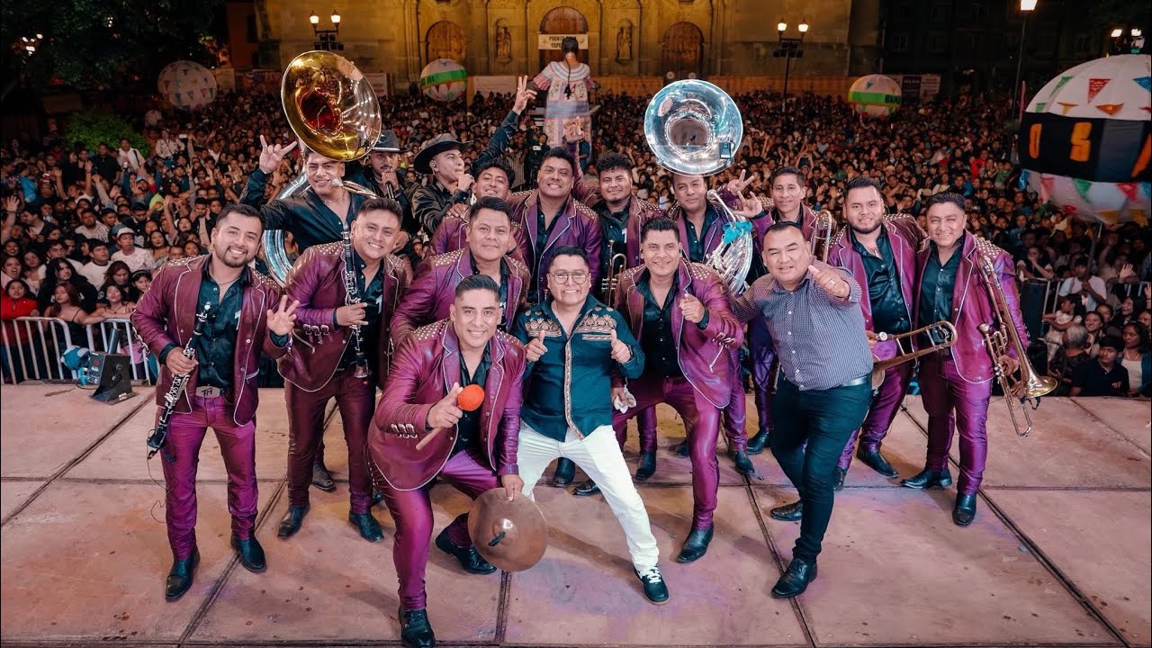 Banda TM En Vivo Desde El Zócalo de La Ciudad De Oaxaca Festejando 12 Aniversario Banda Misteriosa