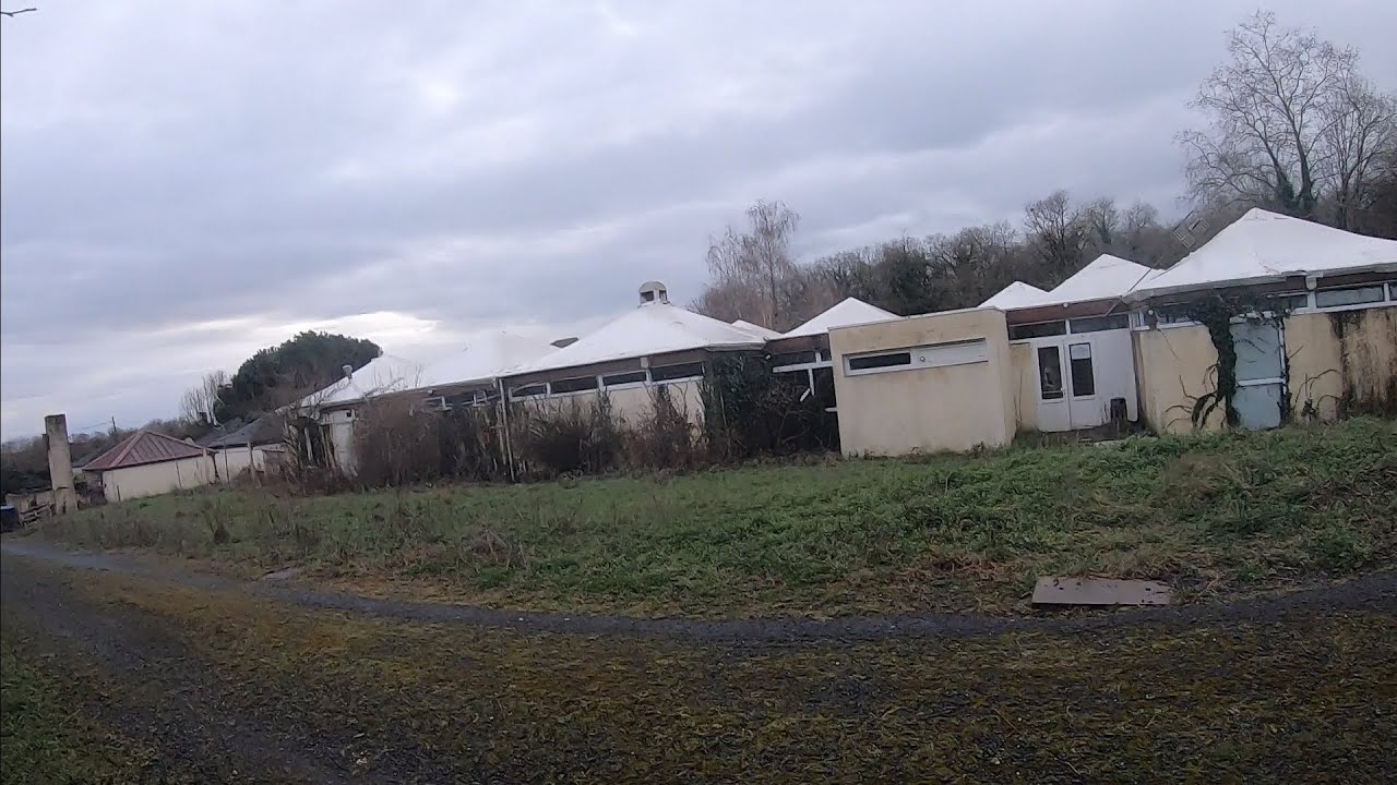 Urbex #31 Un grand centre de loisir dévasté en peu de temps 