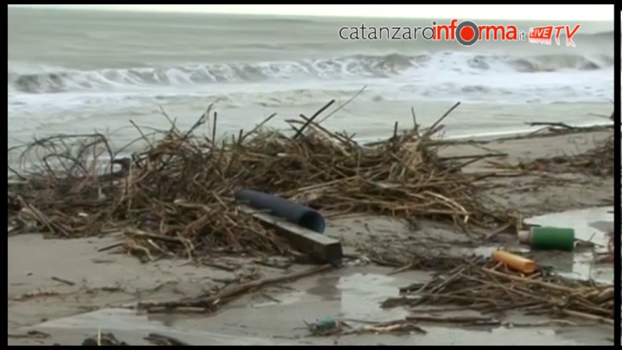 Mareggiata danneggia lungomare di Davoli