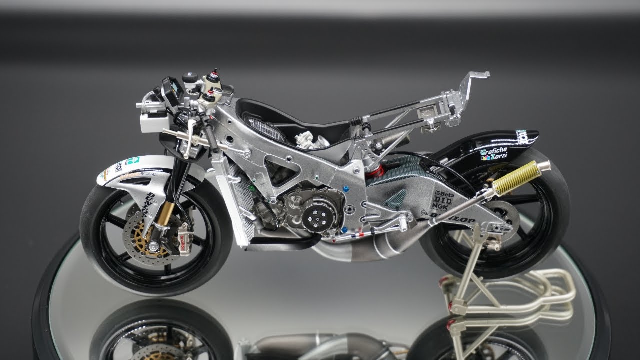 Hasegawa 1/12 Scale Honda RS250RW '2009 WGP250 Champion' 리어 서스펜션, 머플러, 라디에이터, 프론트 포크 조립 Part 2.