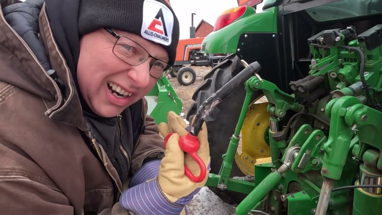 Вместо третьего элемента тюковоза JD 5115R устанавливается цепь.