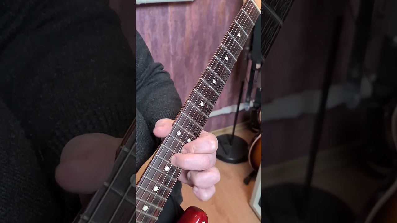 Как вам такое движение по грифу?  #гитара #guitar #guitarlesson #игратьнагитаре #урокигитарыонлайн