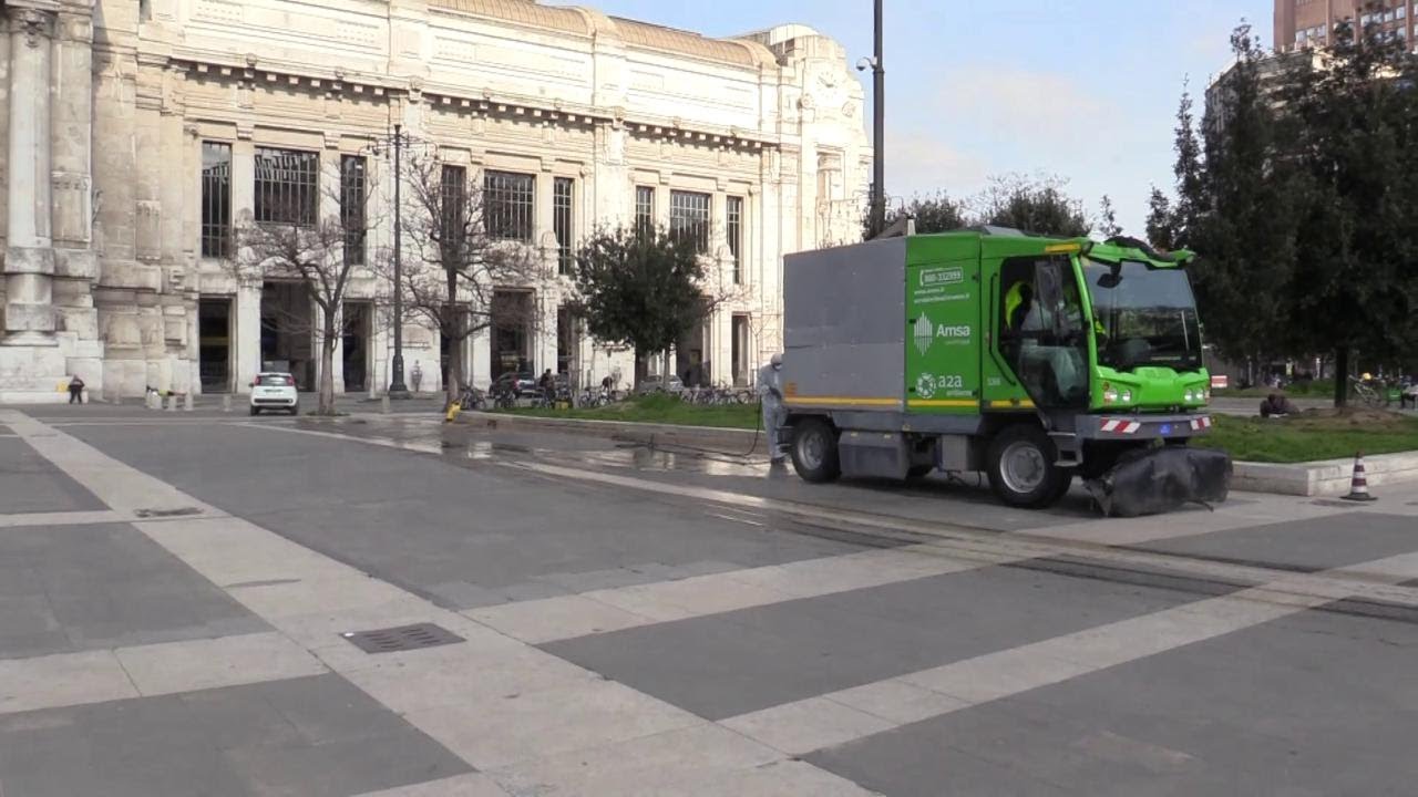 Coronavirus, a Milano la sanificazione delle strade: operatori in azione alla stazione Centrale