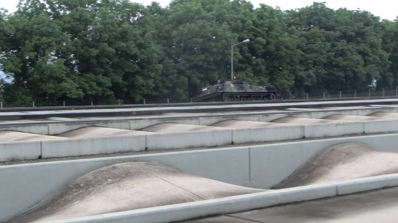 WTD 41 Tag der Bundeswehr 2016 GTK Boxer und Bergepanzer auf der Wellenbahn