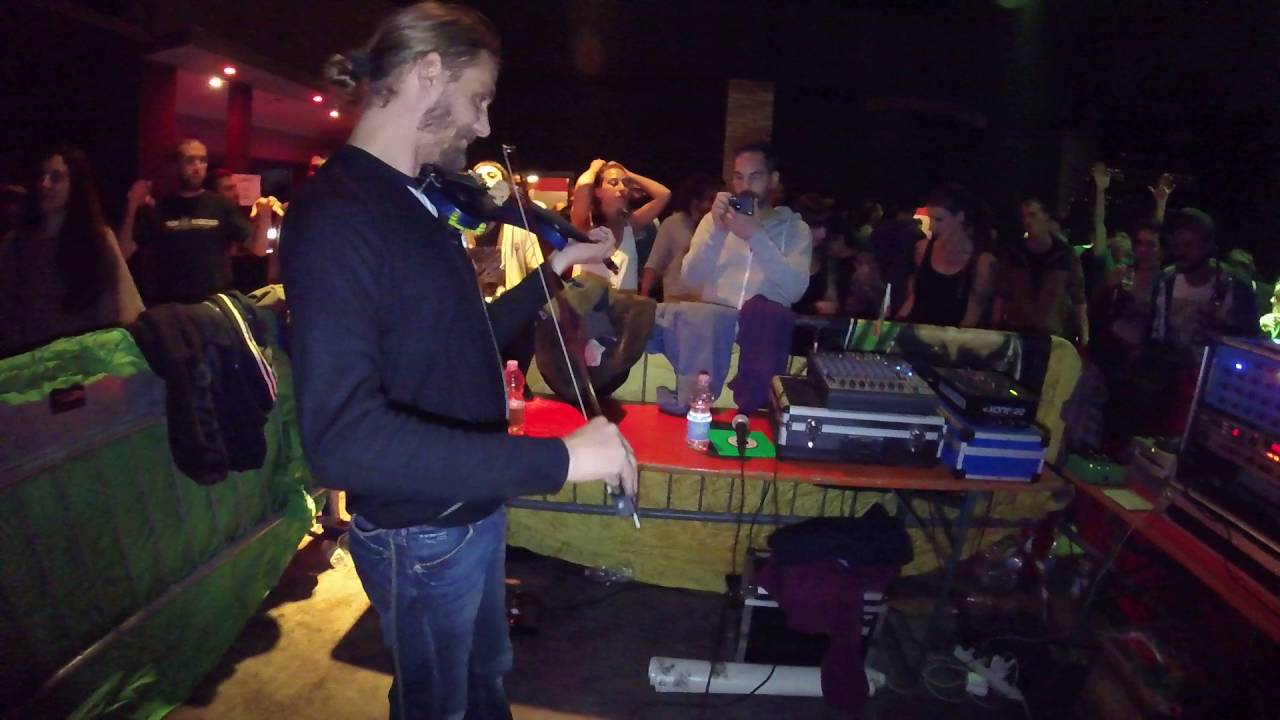 Ras Divarius plays Gypsy Dub (Weeding Dub) Live