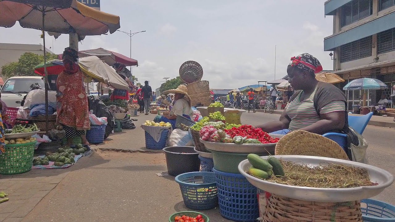 WALK IN STREET MARKET IN GHANA ACCRA, AFRICA
